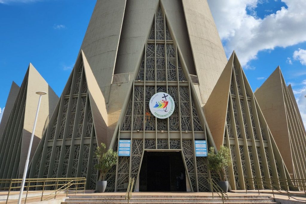 Imagem que representa a dúvida na escolha entre agência de marketing local ou nacional em Maringá